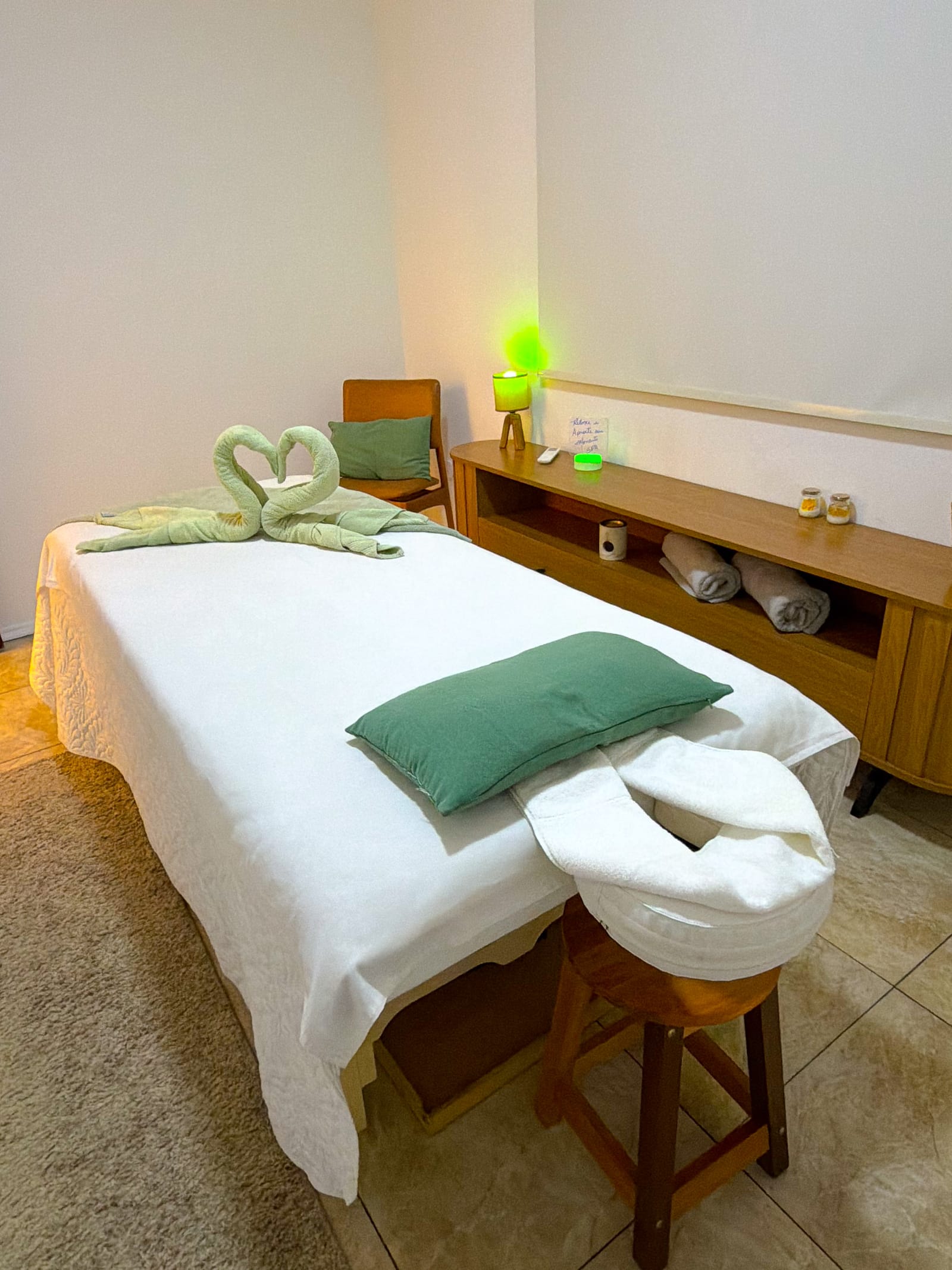 Sala de massagem individual preparada