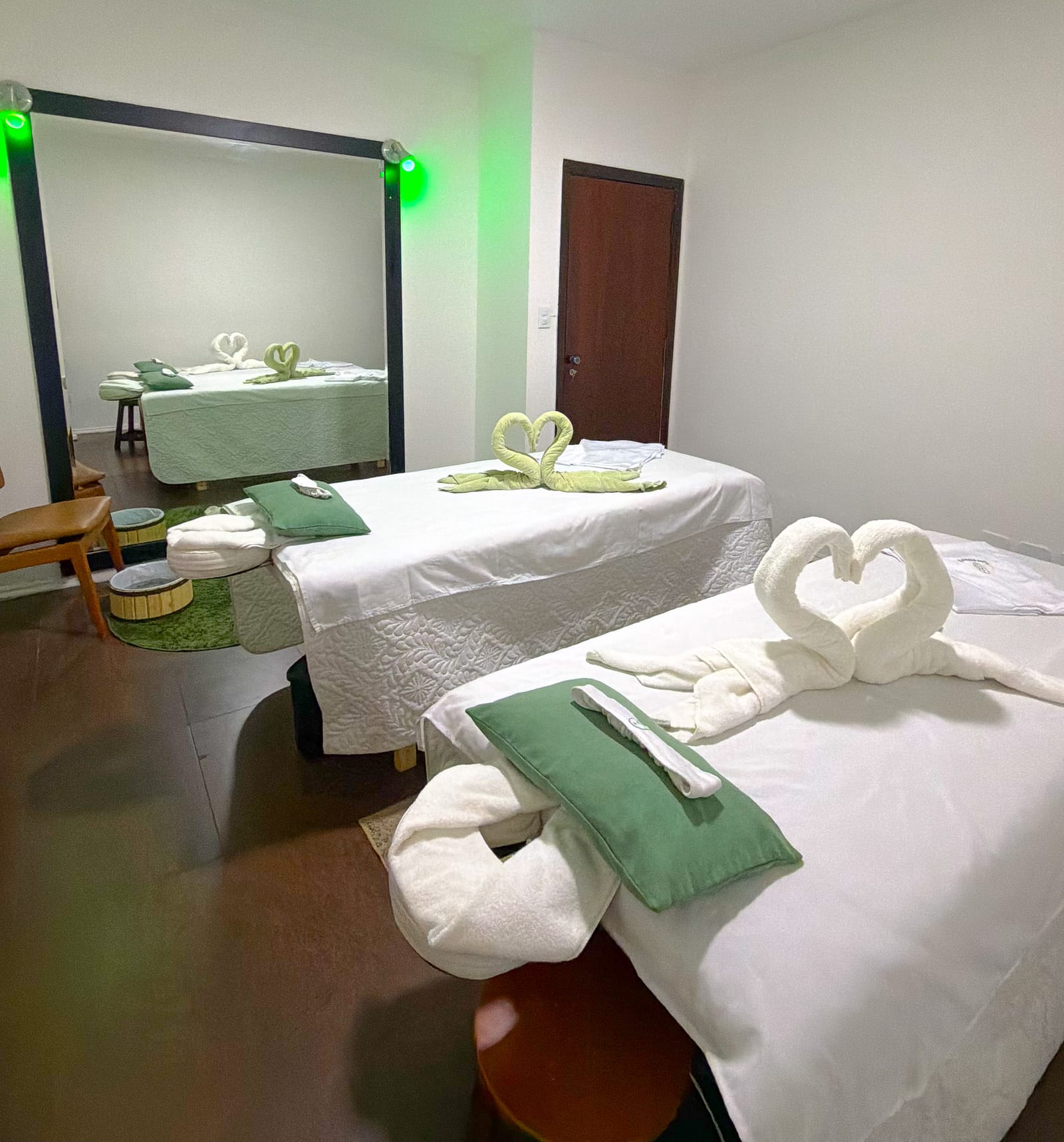 Sala de massagem dupla, vista com espelho